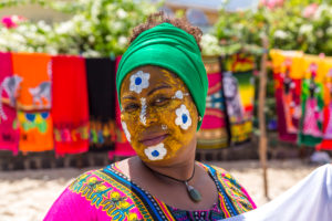 Verkäuferin mit traditioneller Gesichtsbemahlung, Ramena Bucht, Diego Suarez, Antsiranana, Madagaskar, Afrika Verkäuferin mit traditioneller Gesichtsbemahlung, Ramena Bucht, Diego Suarez, Antsiranana, Madagaskar, Afrika